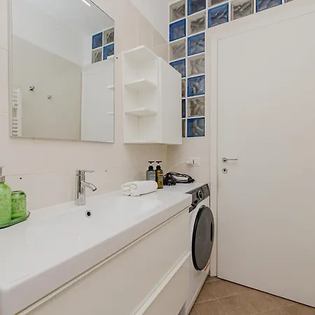 2 Bdr Flat - Direct Tram 15 Min Duomo Apartament