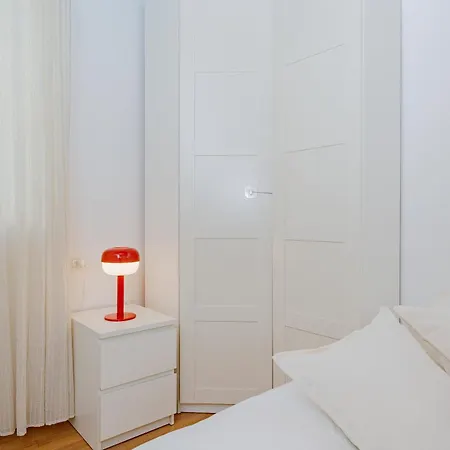 2 Bdr Flat - Direct Tram 15 Min Duomo Apartament Mediolan