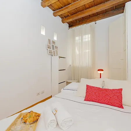 2 Bdr Flat - Direct Tram 15 Min Duomo * Mediolan