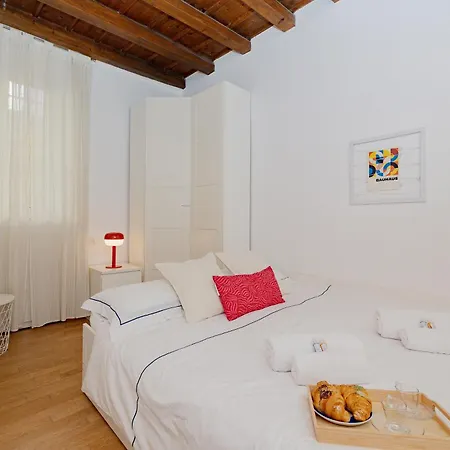 2 Bdr Flat - Direct Tram 15 Min Duomo Apartament